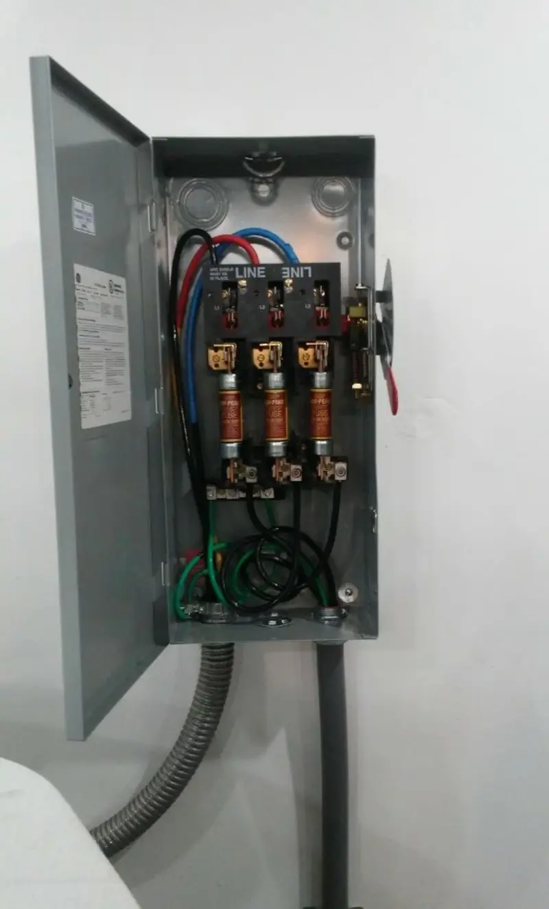 Three-phase disconnect switch installed for Smoke Detector Installation in Karns